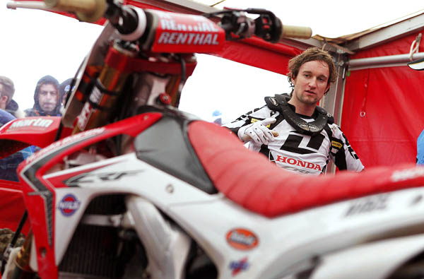 Max Nagl diagnosed with fractured hand