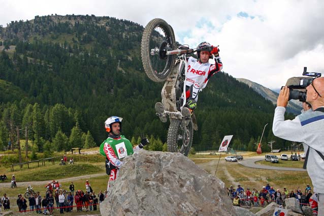 Adam Raga wins to keep his title hopes alive