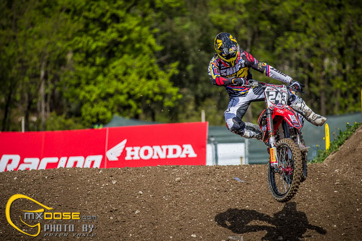 Spectacular crash of Gajser and Watson in Valkenswaard