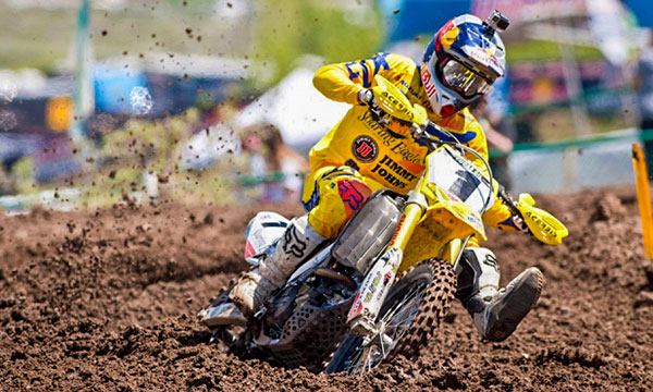 Ken Roczen throws away the chance for a win with a crash