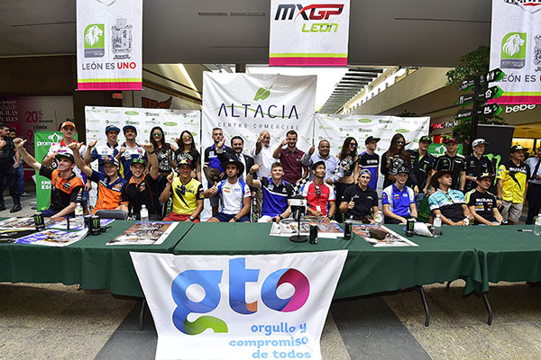 Successful parade and signing session to open the MXGP of Leon