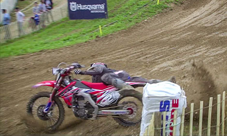 Big crash for Paulin and Gajser – Video