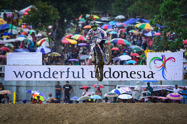Courtney Duncan takes the first Red Plate in Indonesia